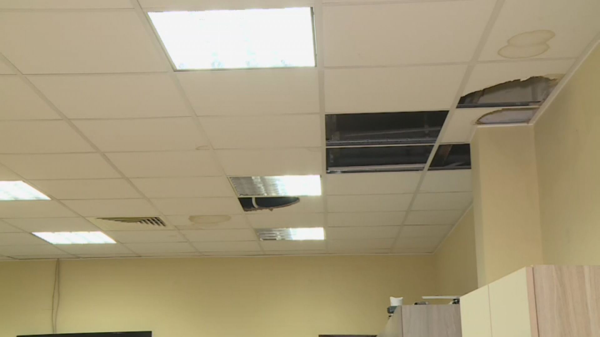 Тече покривът на БАН в Пловдив, мерят "количество валежи по работни помещения"
