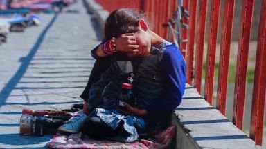 Отчаяни родители продават децата си в Афганистан заради глада (видео)