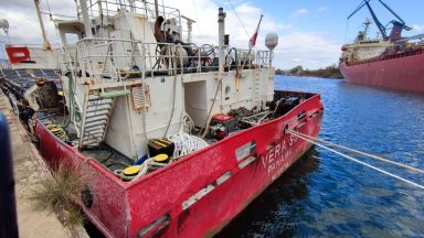 Повече от месец карабът Вера Су беше заседнал в скалите