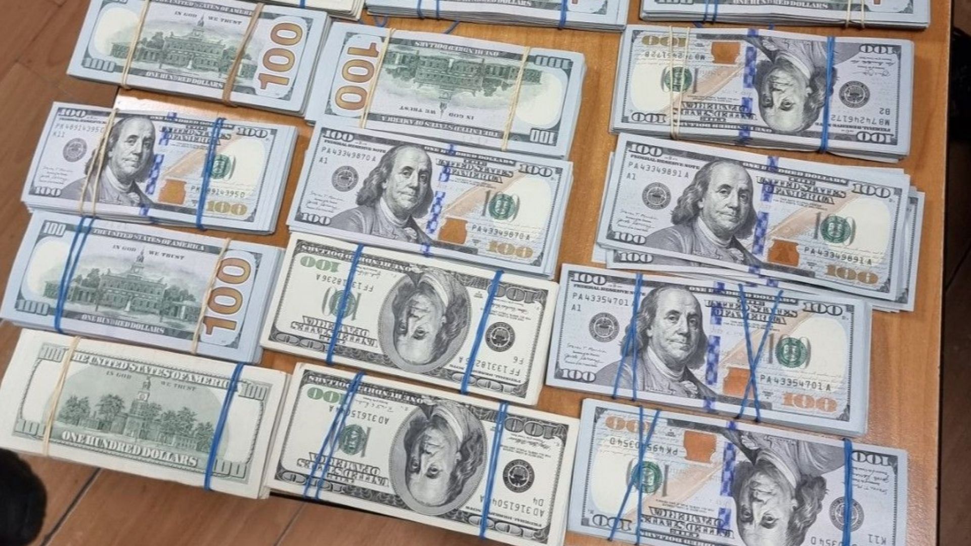 Митничари на Лесово иззеха недекларирани 200 000 долара