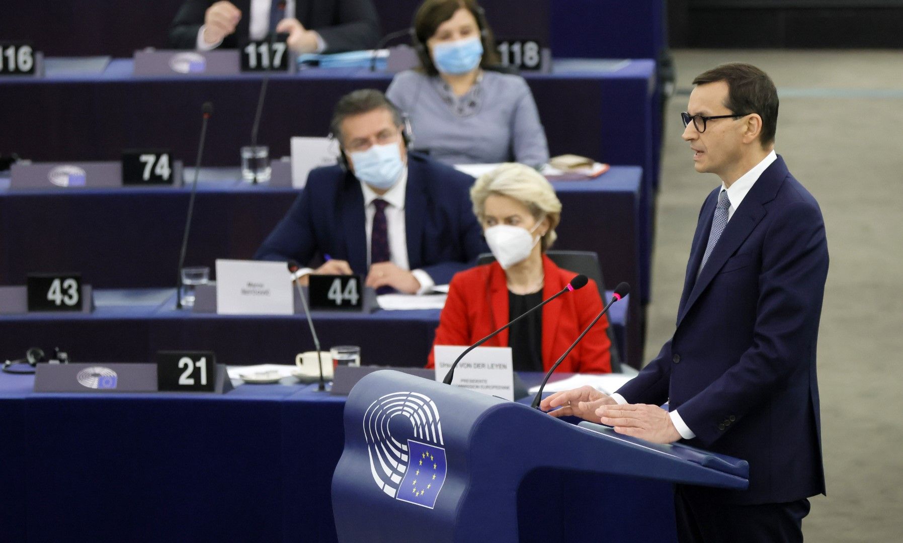 Премиерът на Полша Тадеуш Мазовецки заяви пред евродепутатите, върховенството на правото на ЕС не се разпростира върху конституционната система. На първия ред слуша председателят на ЕК Урсула фон дер Лайен