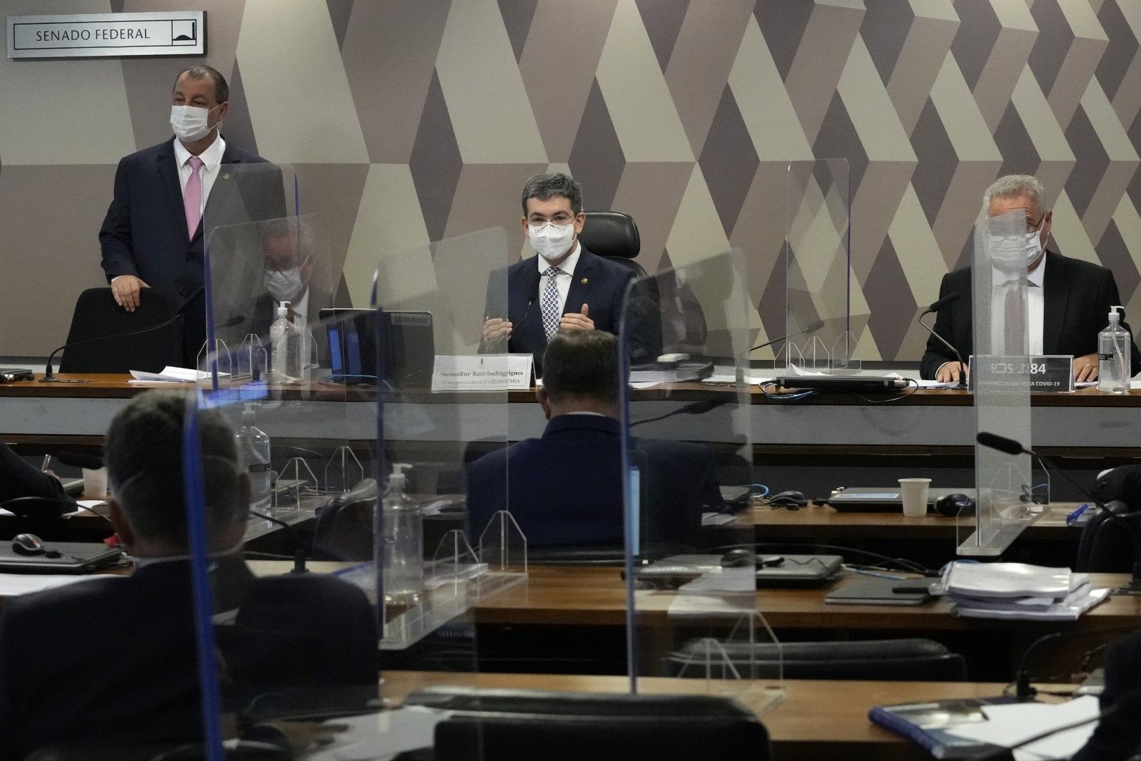 Анкетна комисия в бразилския Сенат препоръча да бъдат повдигнати обвинения по девет престъпления на президента Жаир Болсонаро