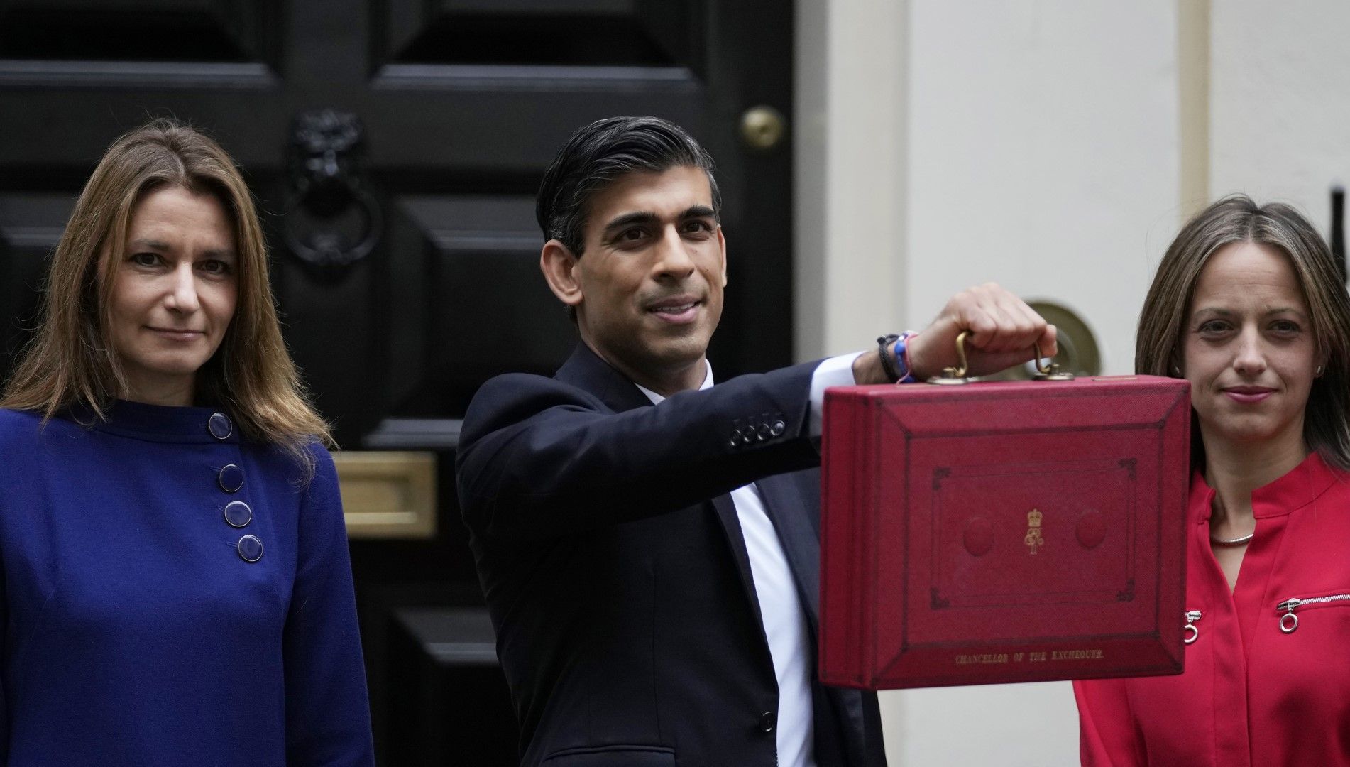 Финансовият министър на Великобритания Риши Сунак с традиционното за министерството ч, в което държи бюджетаервено куфарче