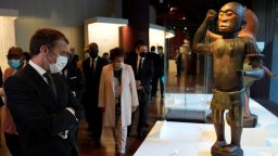 Университетът в Кембридж и парижки музей връщат заграбени африкански артефакти
