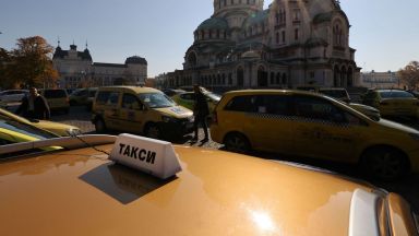 Представителите на таксиметровия бранш преустановяват протестните си акции на територията