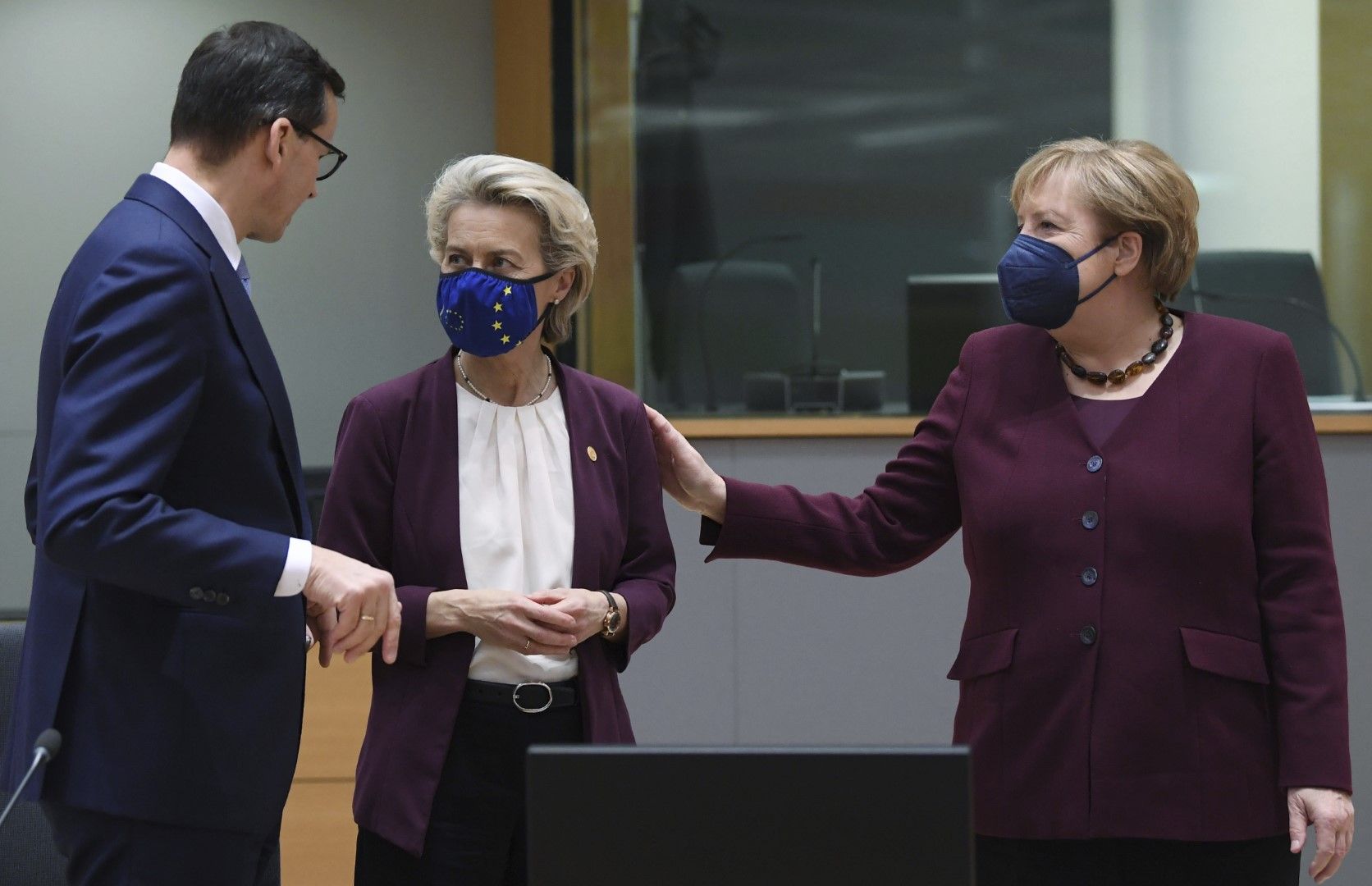 Премиерът на Полша Матеуш Моравецки разговаря с председателя на Европейската комисия Урсула фон дер Лайен и канцлерът на Германия Ангела Меркел по време на срещата на евролидерите на 22 октомври в Брюксел