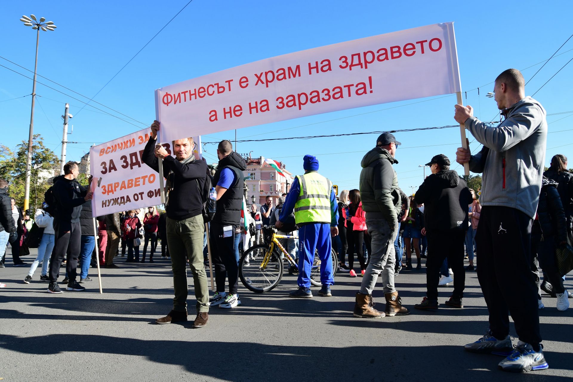 Представители на бизнеса, пострадал от новите ограничителни мерки, блокираха кръстовището на "Орлов мост" в София
