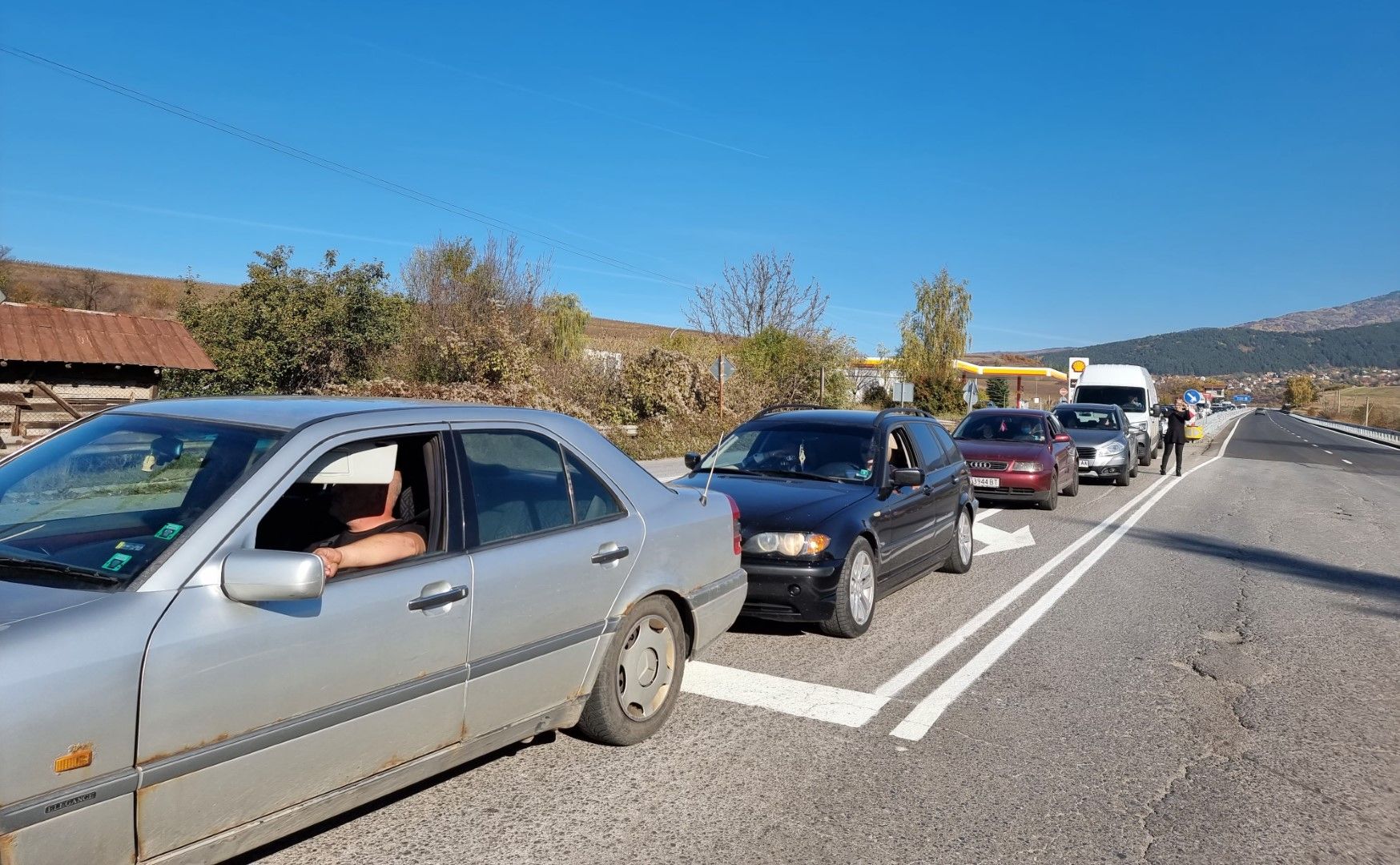 Пътят Перник-София бе блокиран близо два часа