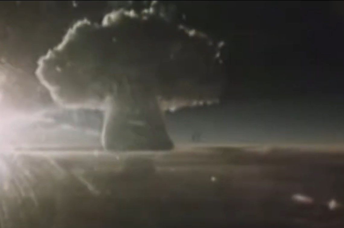 Самые мощные ядерные взрывы в истории. Царь бомба 1961. Атомный взрыв на атолле бикини. Царь бомба взрыв. Ядерные испытания на новой земле 1961.