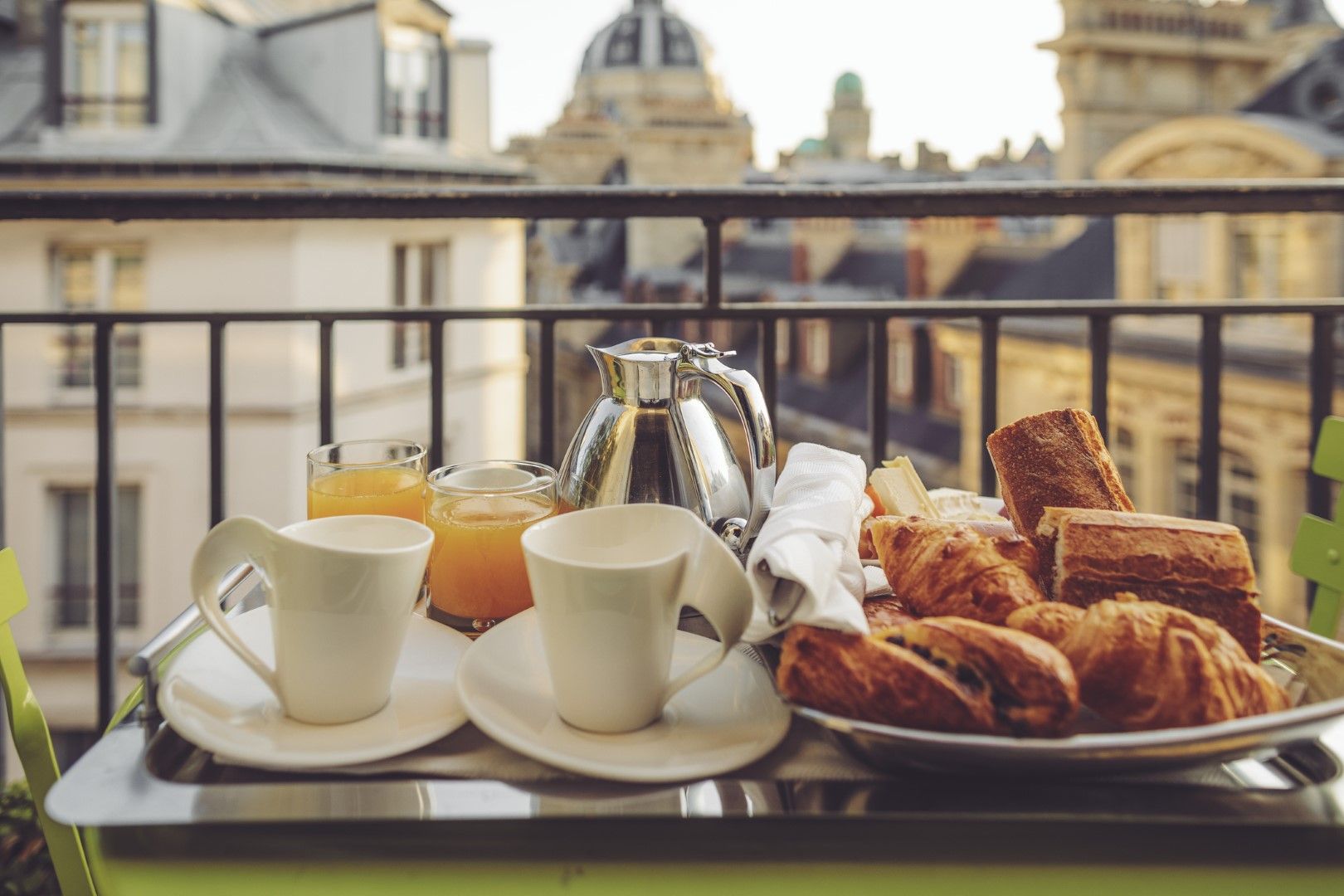 Закуска на балкона с поглед към покривите на Париж - това е класика за всеки сезон