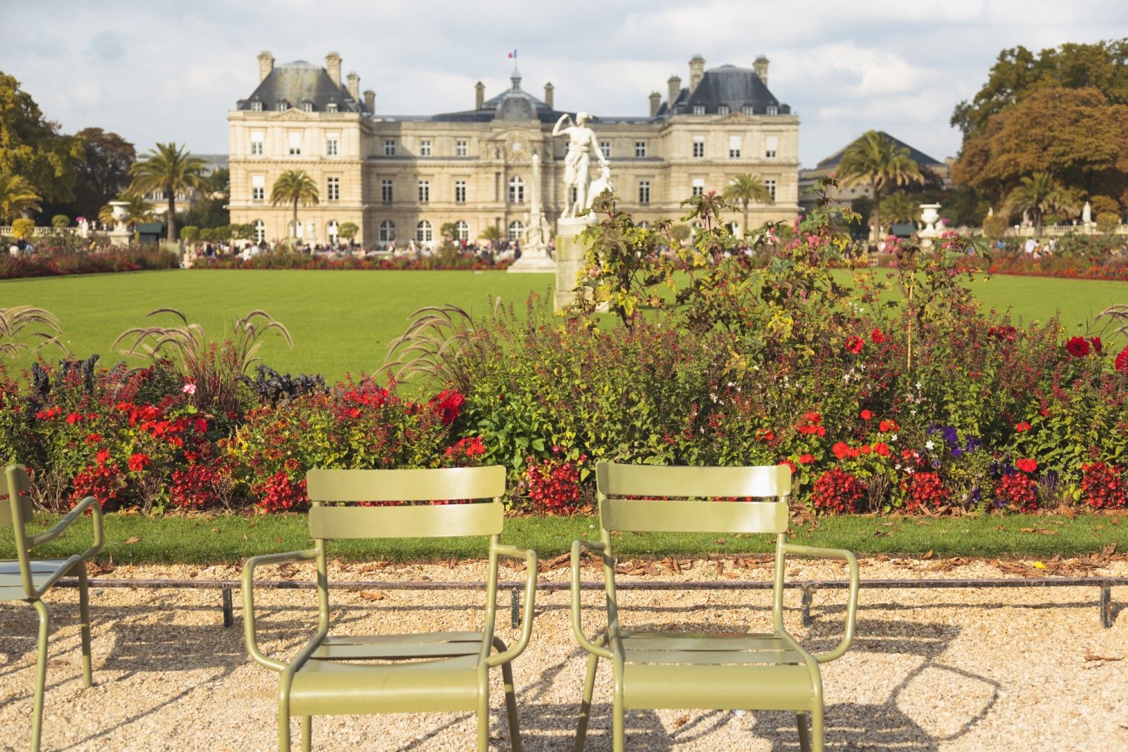 В Люксембургските градини винаги ще се намери свободен стол, където да се насладите на есенното слънце