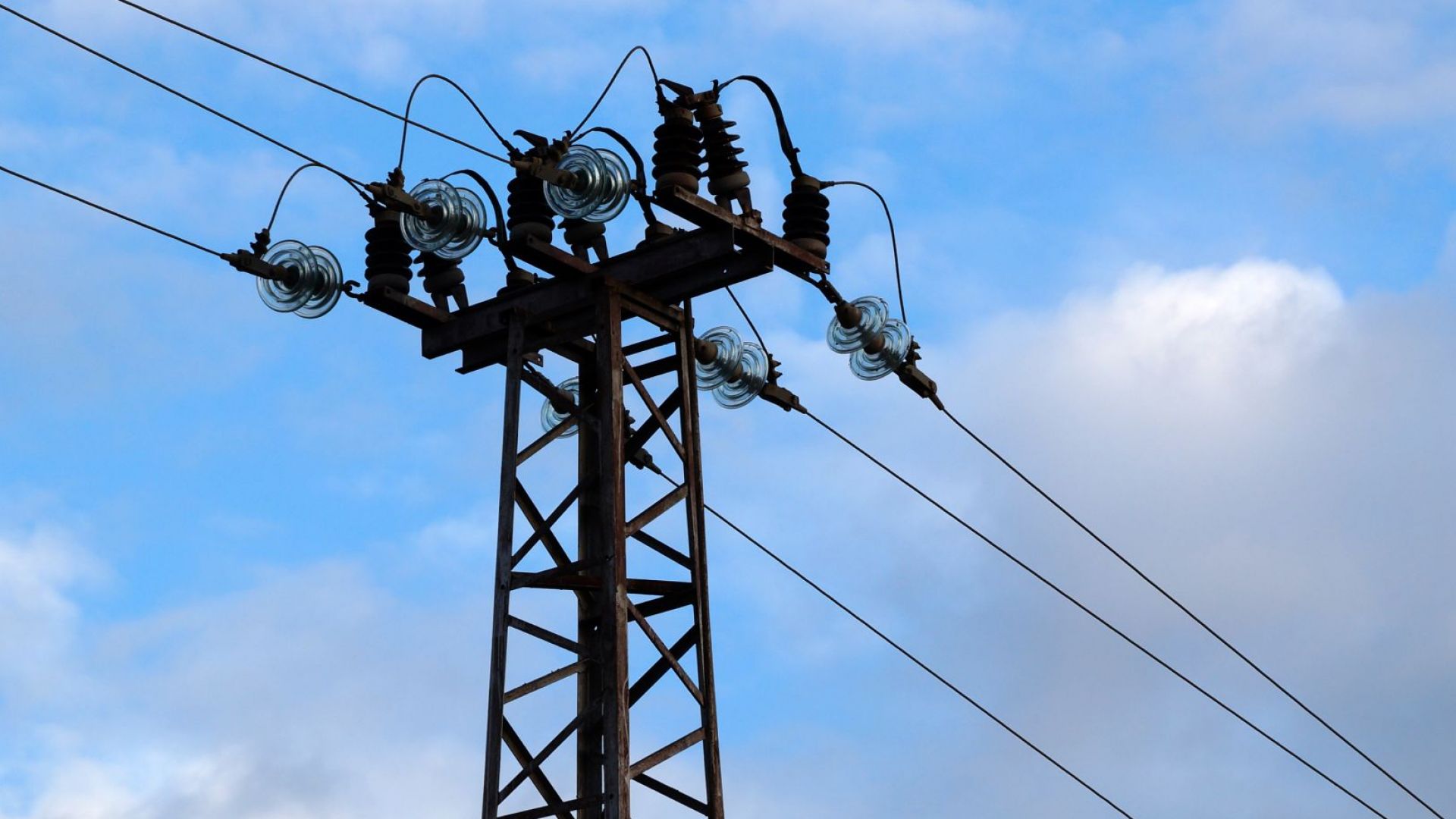 Правителството проверява защо КЕВР иска поскъпване на енергията от 1 януари
