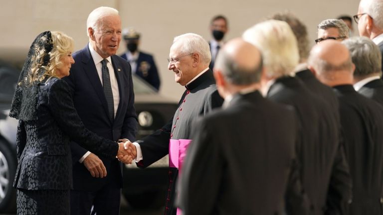 Джо Байдън пристигна във Ватикана за среща с папа Франциск.