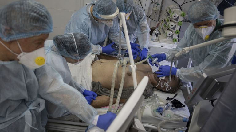 Русия съобщи днес за 1163 нови смъртни случая от COVID-19,