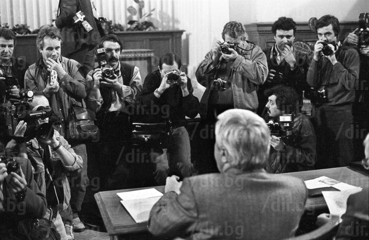 23 ноември 1990 г. Луканов пред фотографите в последния ден на Великото Народно събрание. На 29 ноември подава оставка