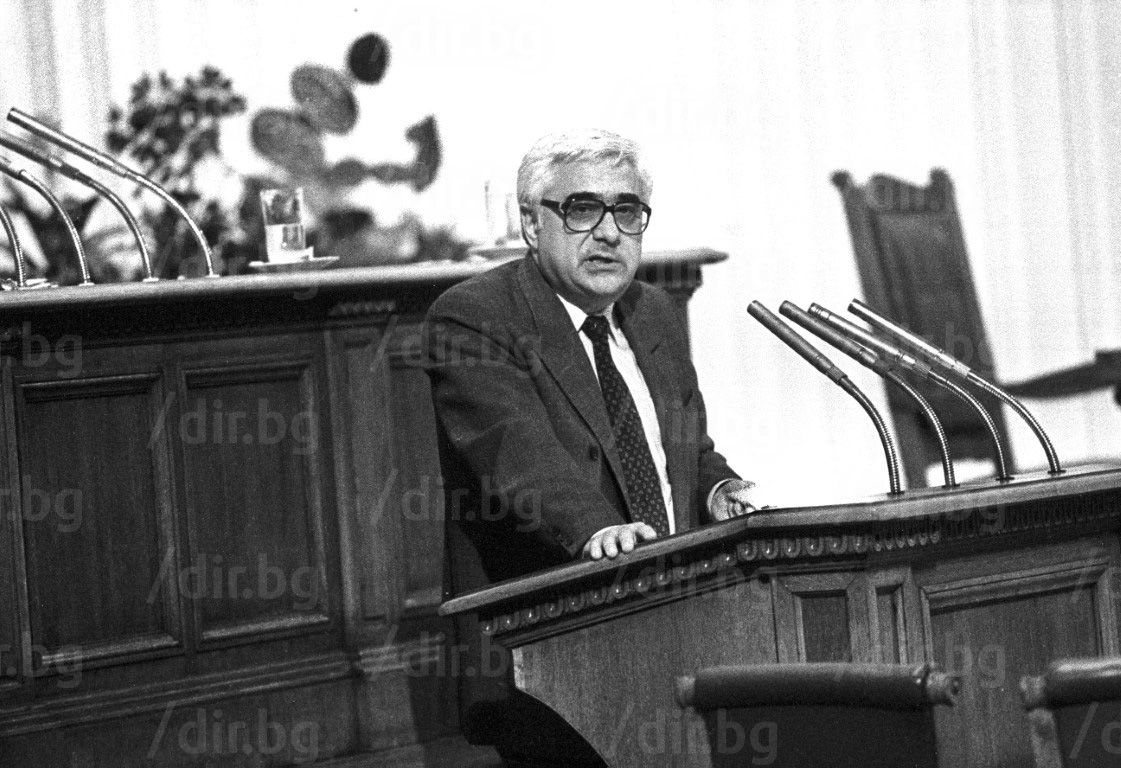 1 ноември 1990 г. Премиерът отговаря на критики в Парламента. Снимка: Иван Григоров/Dir.bg