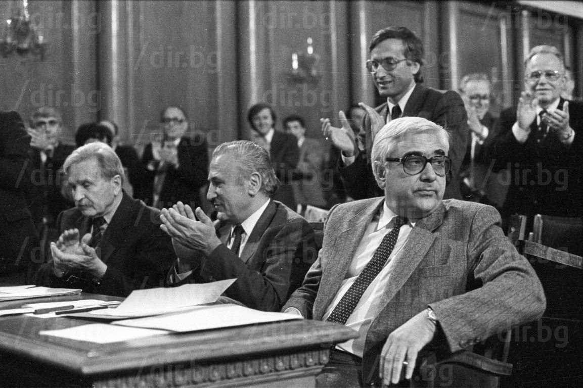 23 ноември 1990 г. Добри Джуров и Александър Лилов (от ляво надясно) при оповестяването на вота на недоверие към второ правителство на Луканов
