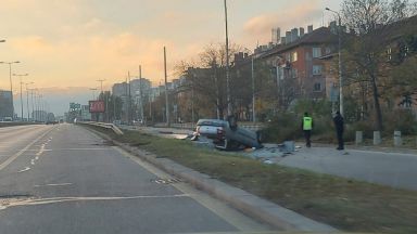 Кола излетя от столичния булевард Цариградско шосе и се преобърна