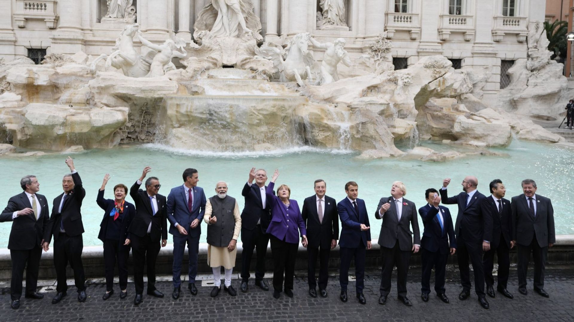 Лидерите от Г-20 се разходиха из Рим и хвърлиха монети във фонтана "Треви"