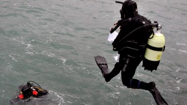 Латвийски спасители са намерили общо 11 фрагмента от малкия самолет който