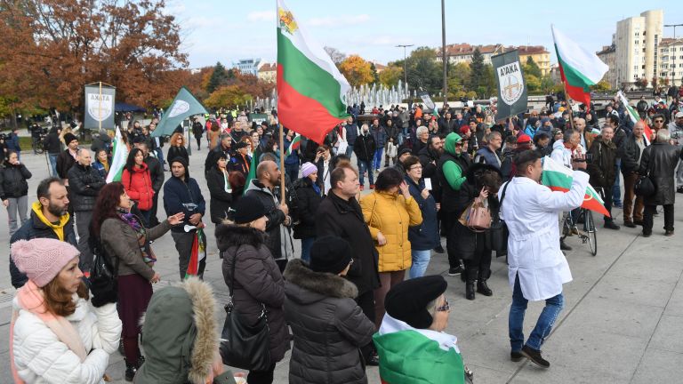Протест срещу зелените сертификати блокира част от центъра на София,