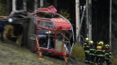 Един човек загина след като кабинка на лифт падна в