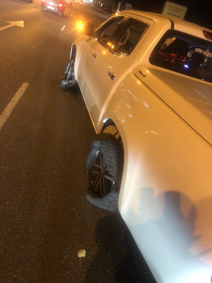 Токев е карал колата със спукани гуми