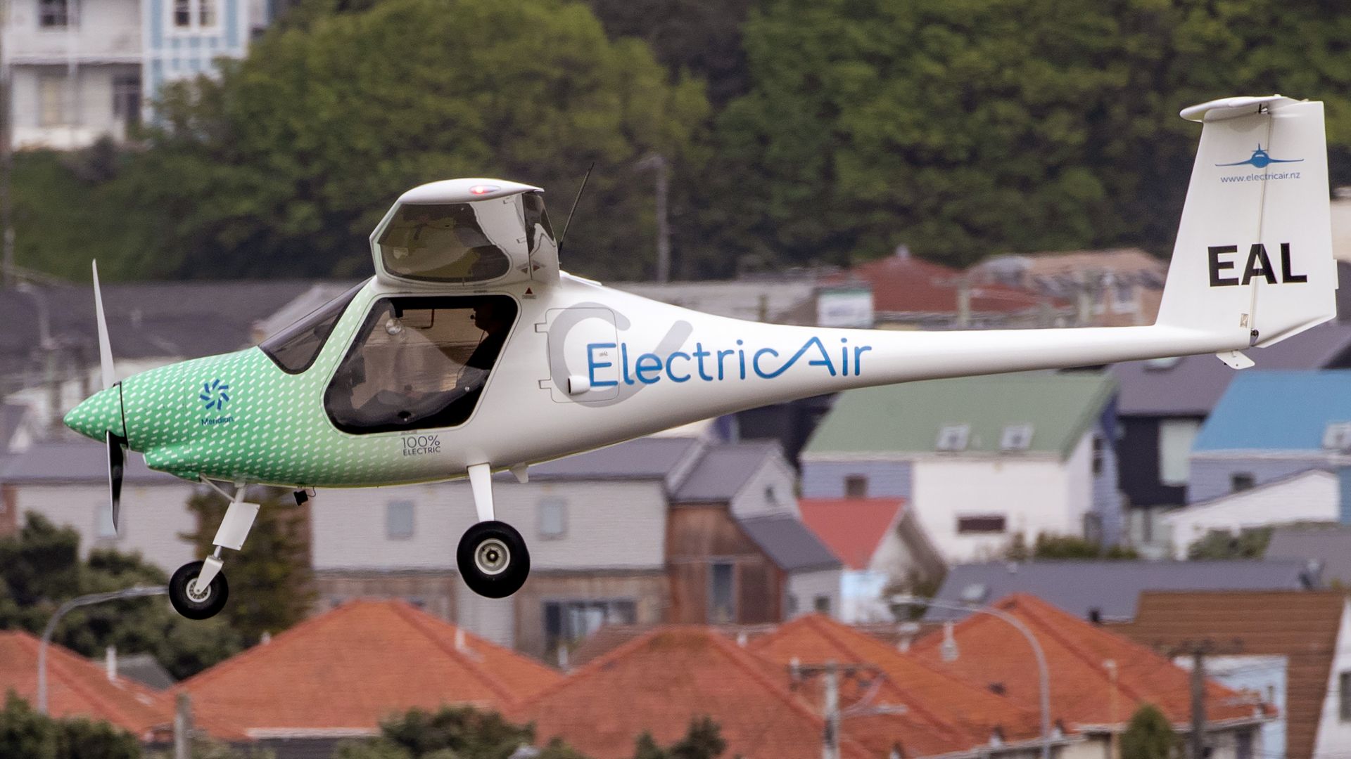 Електрически самолет прекоси за първи път новозеландския пролив "Кук"