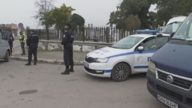 Трима са задържани при акция на полицията заради нарушени изборни права