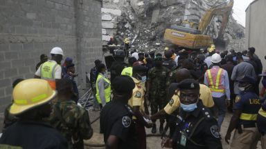 Най малко шестима души са загинали при рухването на новостроящ се