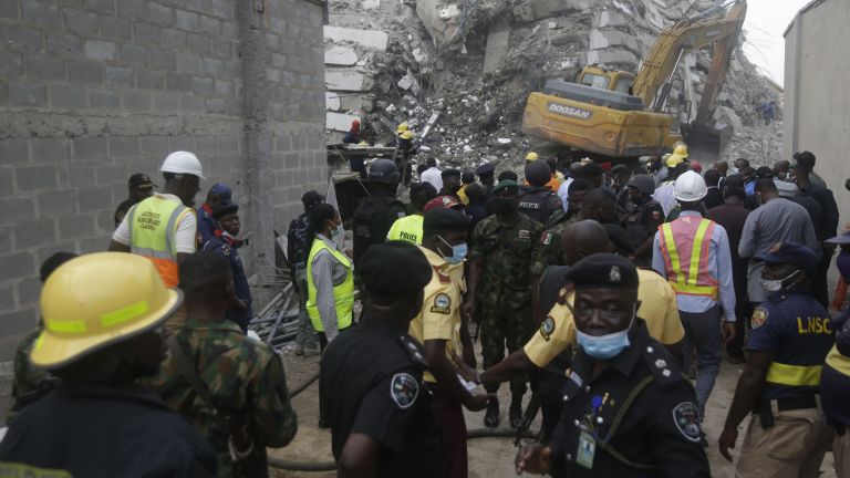 Най-малко шестима души са загинали при рухването на новостроящ се