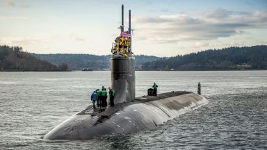 Атомната подводница USS Connecticut клас Seawolf се е сблъскала в