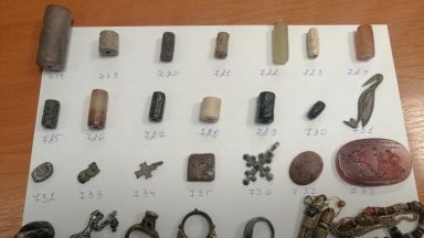 Откриха 761 старинни монети и накити, скрити под акумулаторите на камион (снимки)