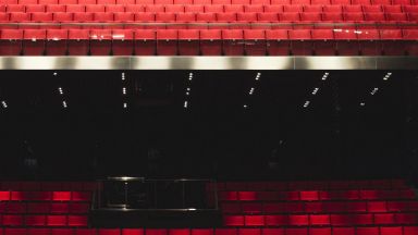 Двама души загинаха след като зрител е паднал или е