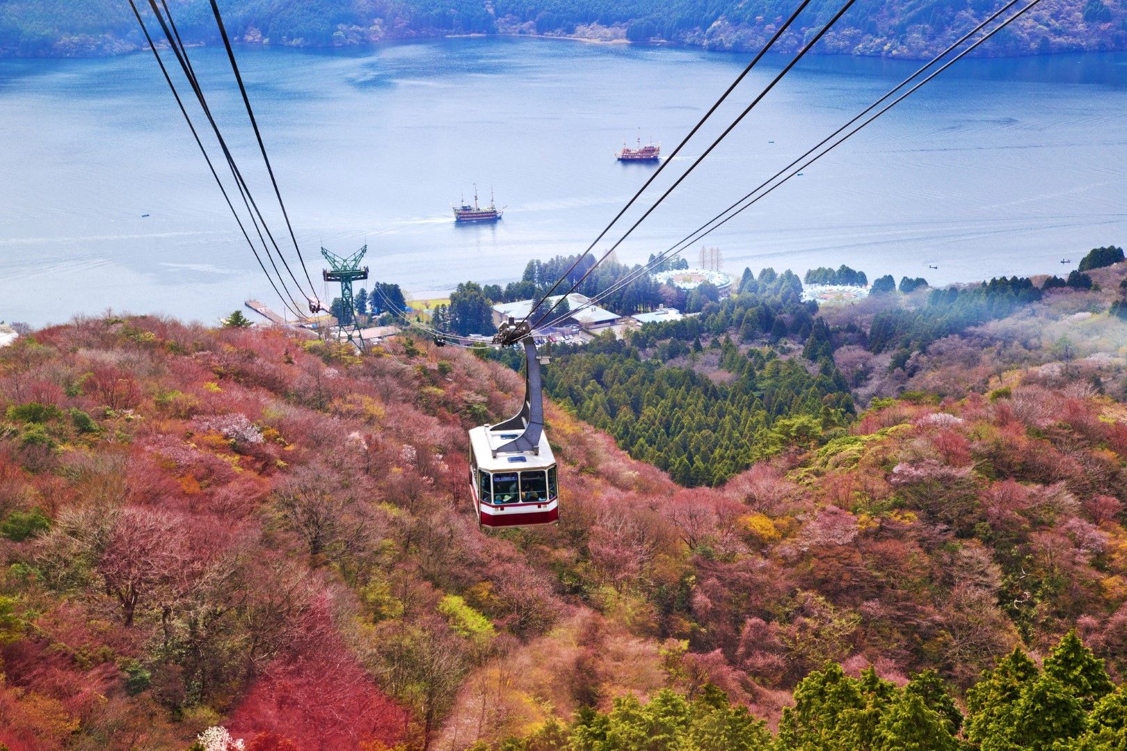 Есенните цветове могат да се наблюдават и от лифта към връх Комагатаке