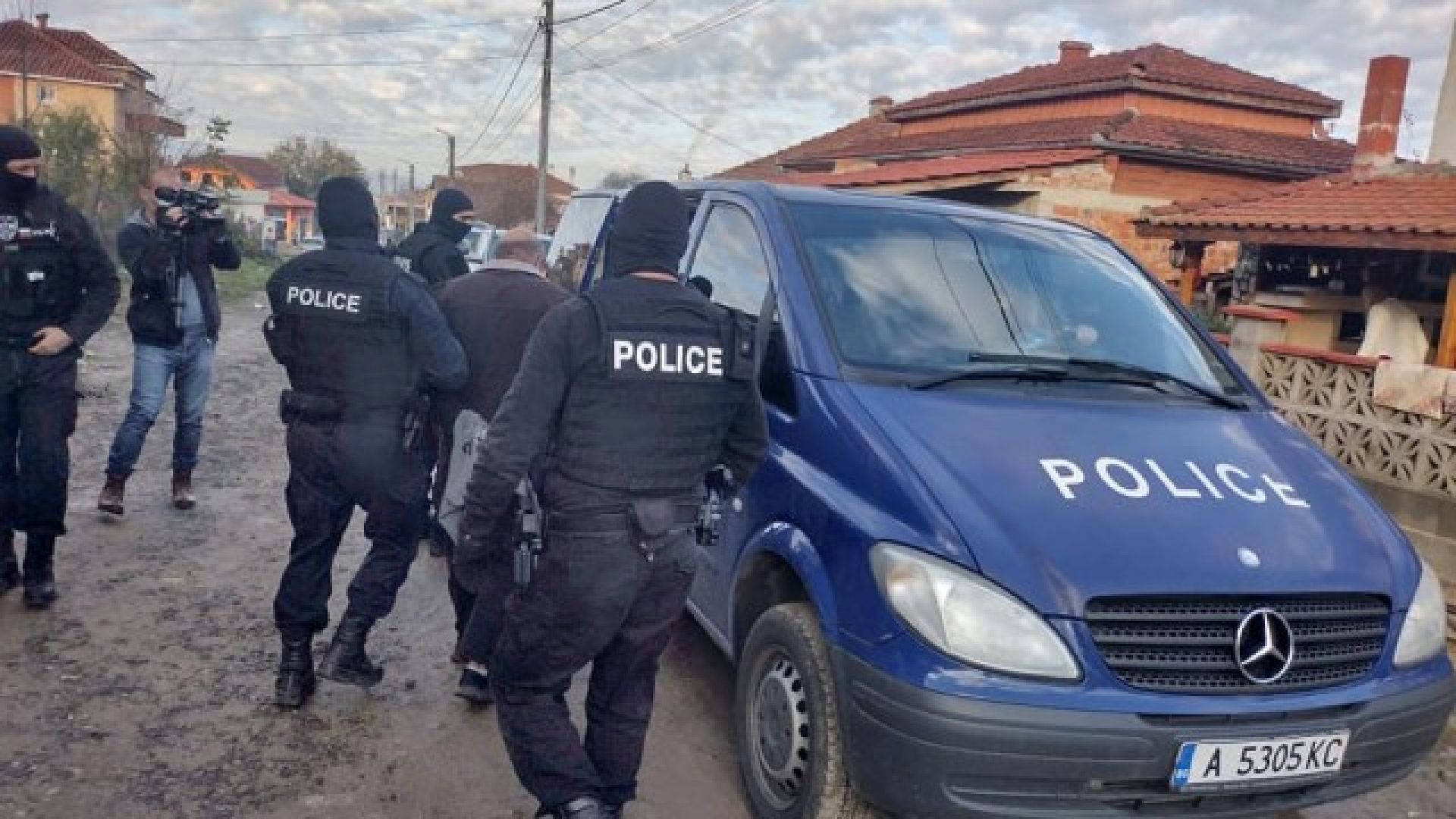 Двама души са арестувани за търговия с гласове в Бургаско