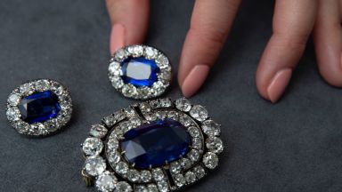 Седем души бяха обвинени в дързък в Лос Анджелис извършен