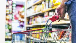 КЗК погна най-големите играчи в търговията с храни: вериги супермаркети и производители