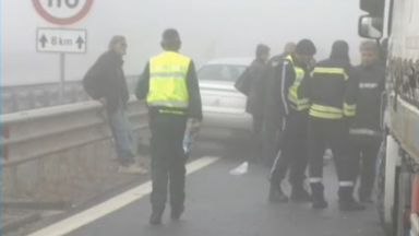 Маневра на ТИР за напускане на аварийната лента е довела