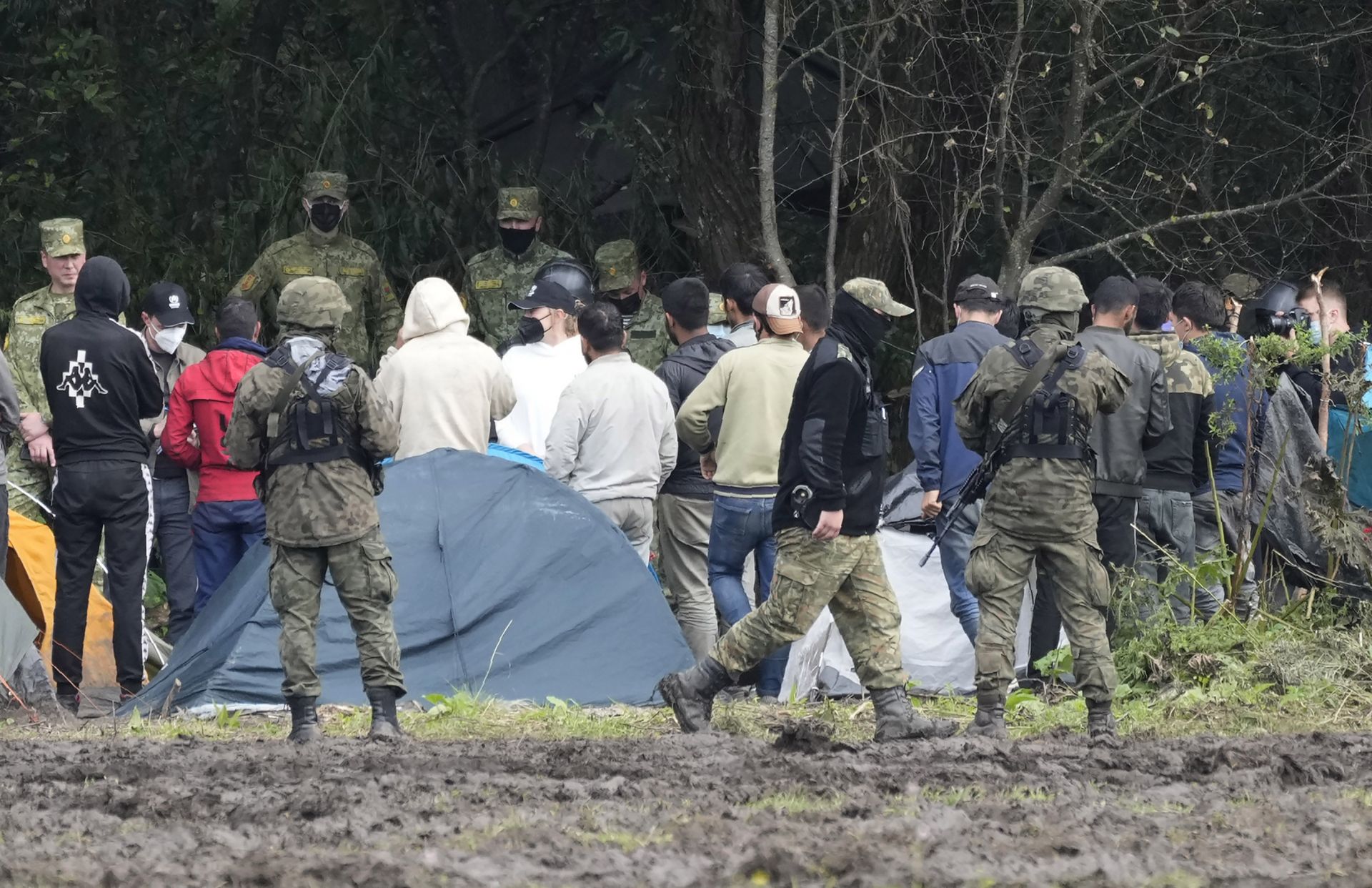 Полските сили за сигурност блокират мигранти на границата с Беларус в Уснаж Горни на 1 ноември