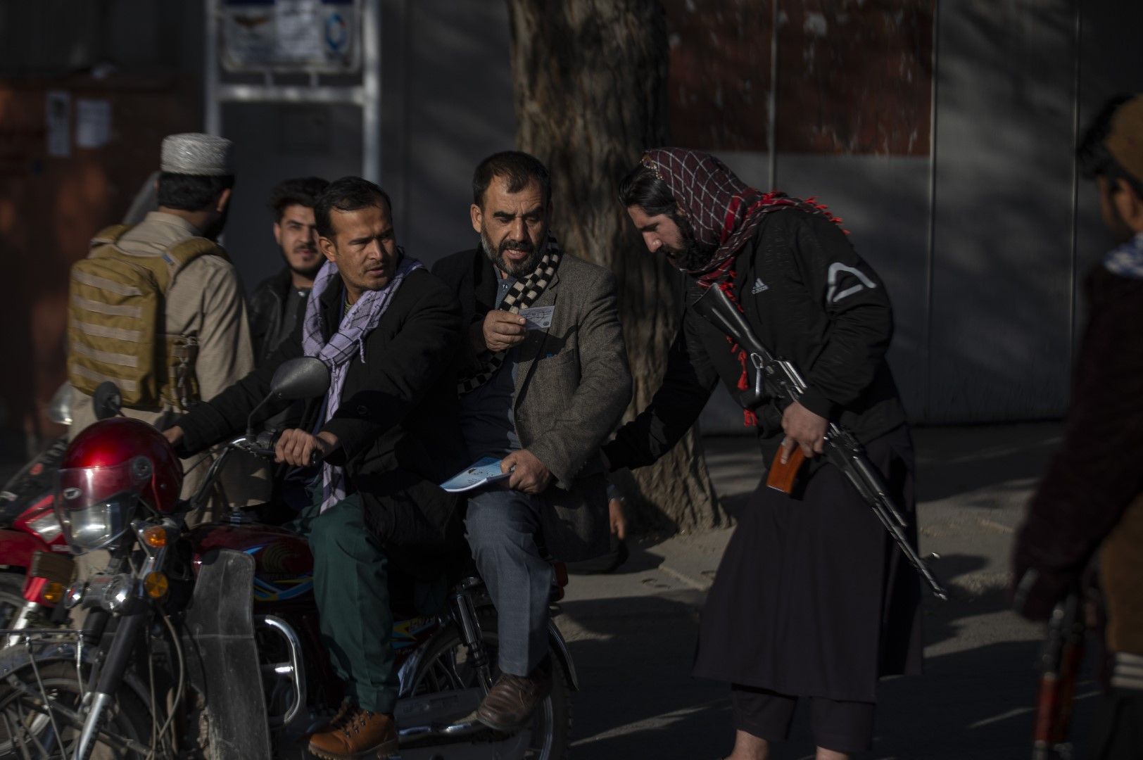 Талибански боец проверява документите на гражданин след пореден атентат в Кабул, 2 ноември
