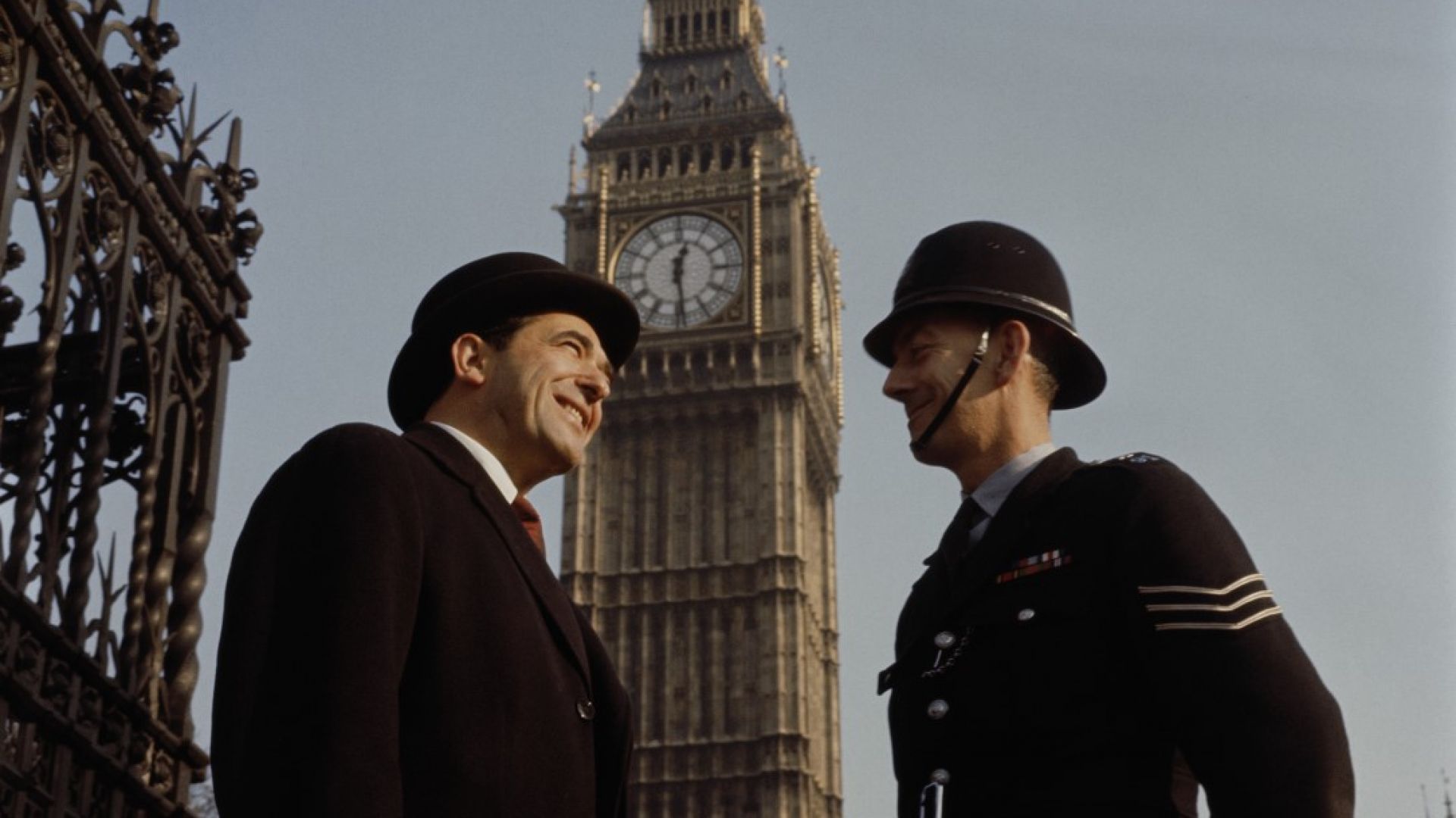 Робърт Максуел разговаря с полицай на влизане в парламента, октомври 1964 г.