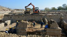 På Heraclea Synthica - rester av unge menn som døde i et stort jordskjelv, verdifulle inskripsjoner og en del av akropolis
