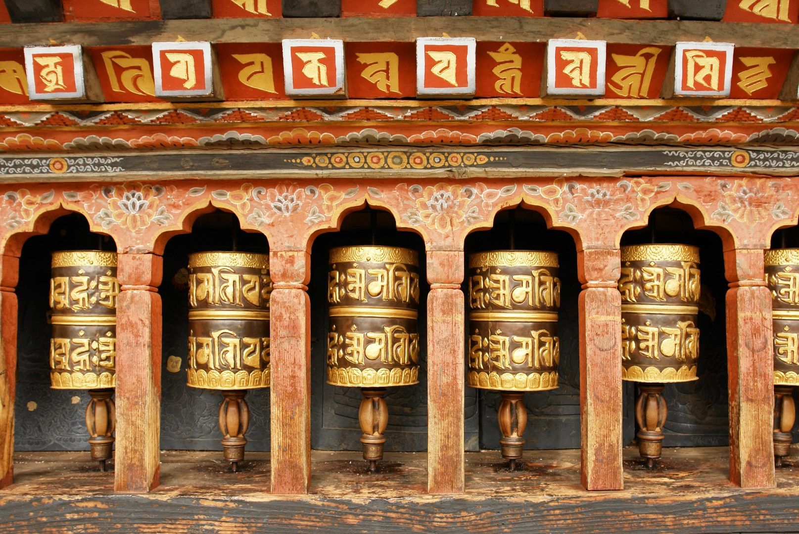 Молитвени колела в манастира Паро Тактсанг в Бутан