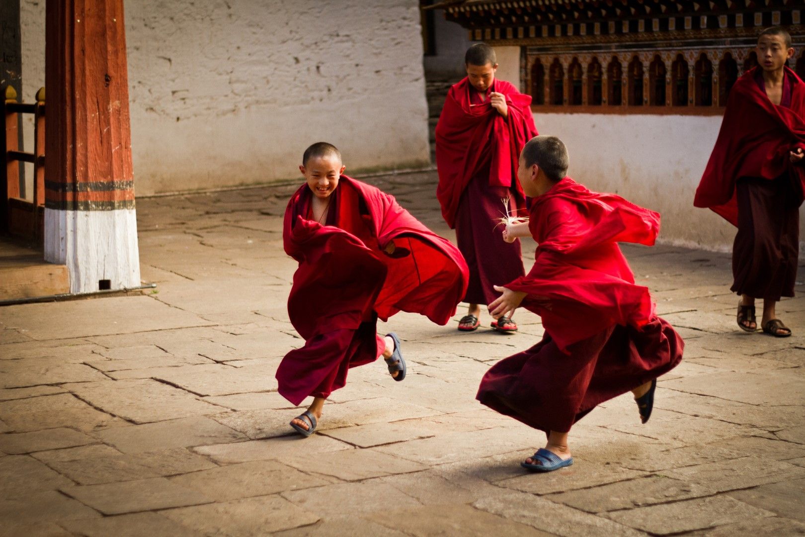 Будистки монаси играят и се гонят 