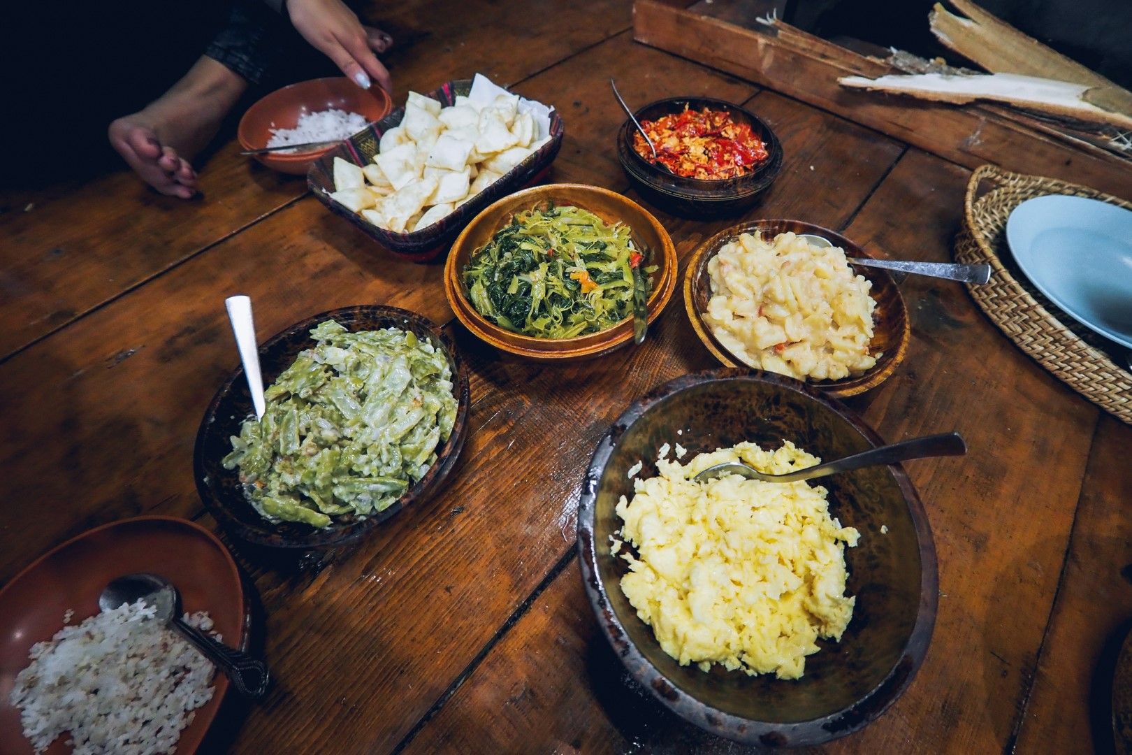 Типични ястия от Бутан - зеленчуци, картофи, сирене с чили и други