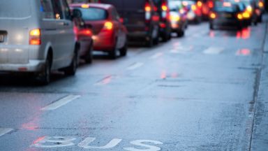 Училищните автобуси да могат да се движат по бус лентите