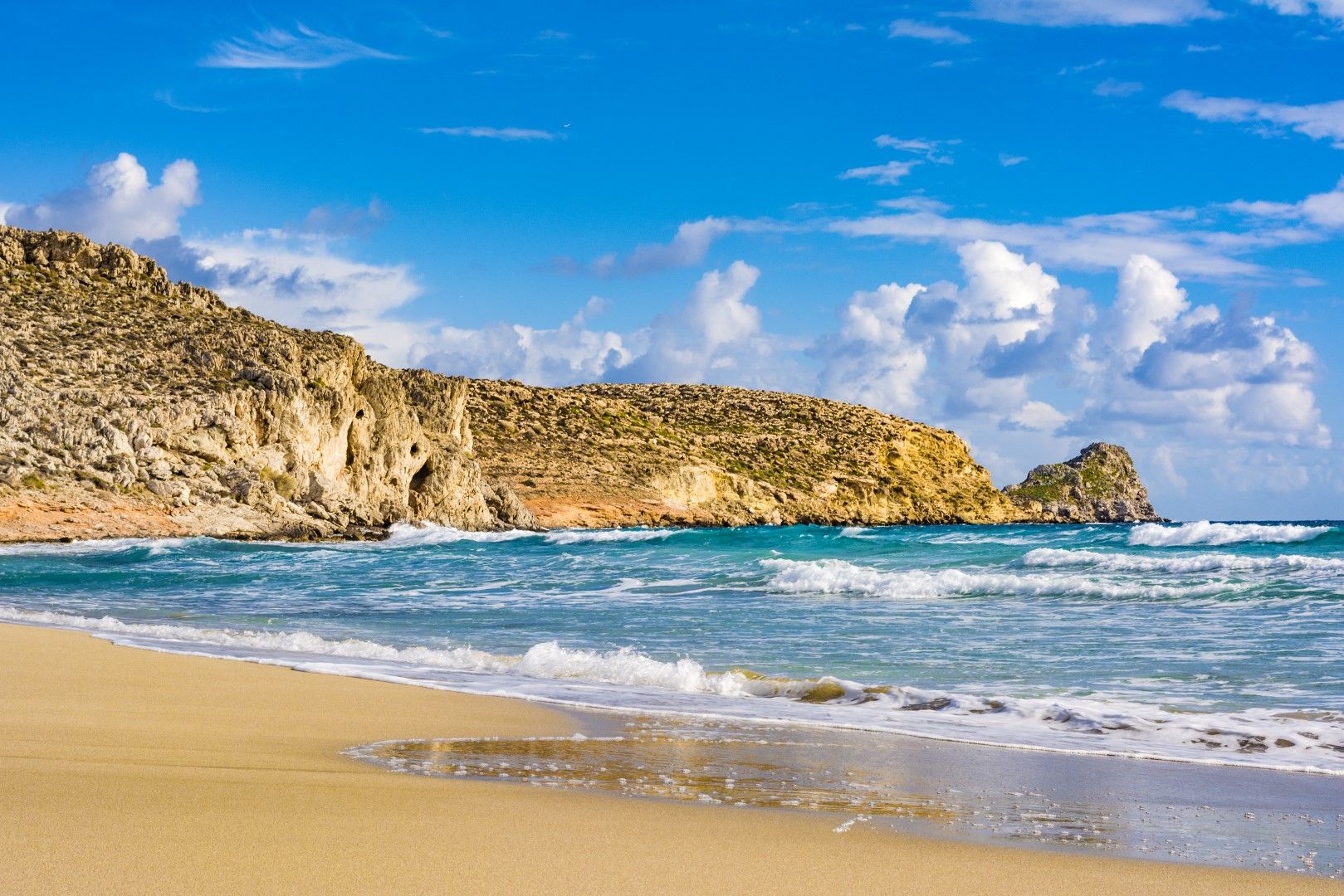 Плажовете на Крит са почти безлюдни, макар температурите да са далеч от нулата