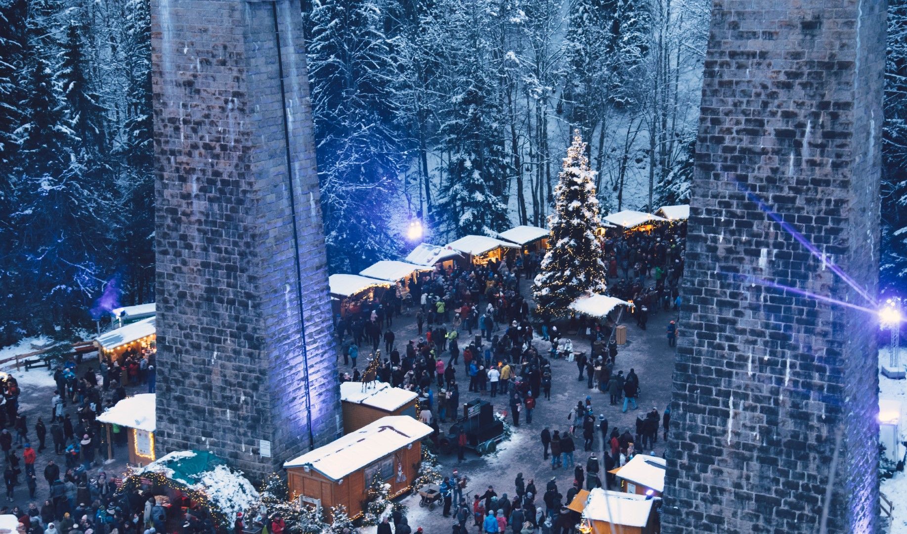 Коледният базар в дефилето Равена в планината Шварцвалд, Германия