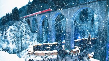 Само в Германия: Изумителният коледен базар под мост насред планината